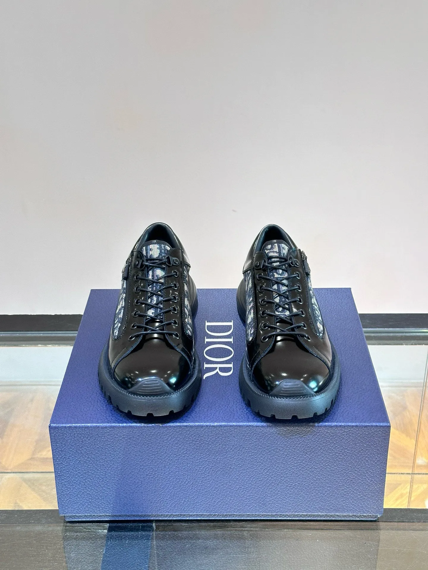 Factory price: 540💰◾️▫️Dior Combat Derby shoes are a new product in the 2024 spring men's wear series, presenting a mixed style that combines fashion design with sports elements. Crafted from black buffed calfskin leather with beige and black Oblique print panels on the sides and tongue. Designed with laces and technical zipper closure, the lightweight mixed-style sole highlights the charm of high-end customization. The Dior signature on the side enhances the style and will add a trendy touch to any look this season. Size: 39-44 (customized at 38.45)